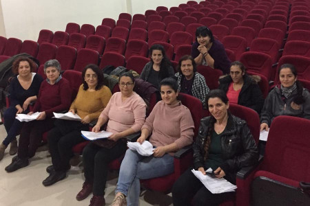 Bornovalı kadınlar türkülerle umudu büyütüyor