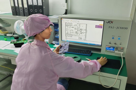 Hindistan'da Foxconn evli kadınları işe almıyor