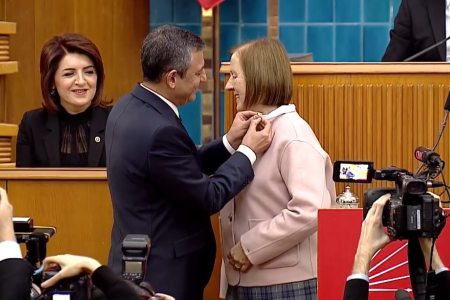 LGBTİ'lere ve şiddete dair söylemleriyle tepki çeken Kavaf CHP'ye katıldı