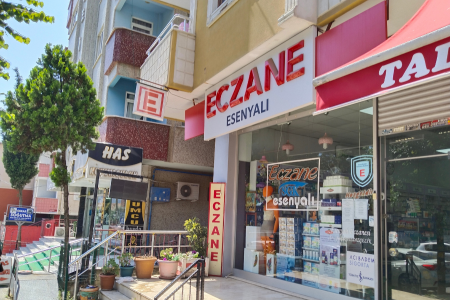 19 yaşındaki stajyer öğrenciye darp: Eczane karakola 60 metre uzaklıkta