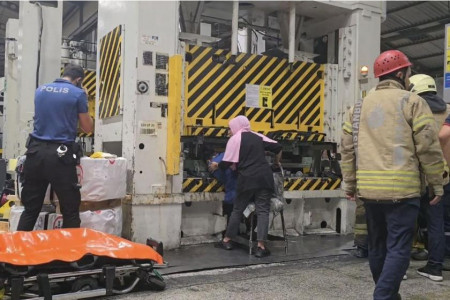 Kadın işçinin baskı makinesine sıkışan eli koptu