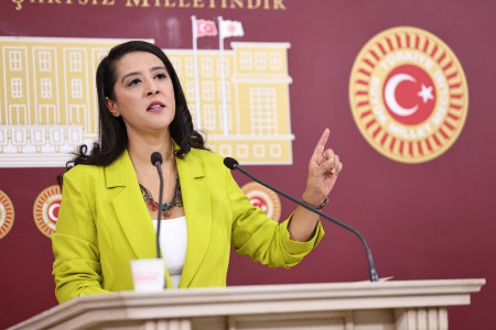 EMEP Milletvekili Sevda Karaca'dan kadın öğretmenlere ‘giyinme eğitimine’ tepki