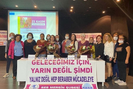 Sağlıkçı kadınlar 25 Kasım kapsamında panelde buluştu: ‘Hak gaspları artıyor, şiddet artıyor’