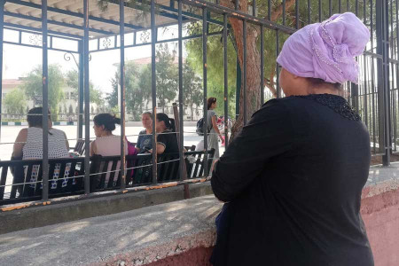 Eğitimin yükü isyan ettiriyor: Evde elektrik kesik ama okuldan lamba istiyorlar