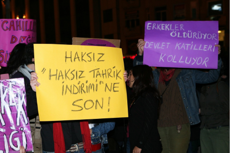 Boşanma aşamasındaki eşini katleden erkeğe haksız tahrik indirimi