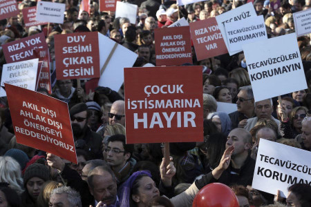 Mamak’ta kadınlar istismara karşı sokakta