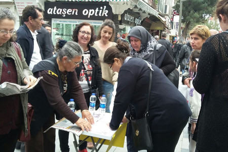 Karşıyakalı kadınlar çocuk istismarına karşı imza topladı