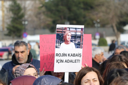 Kadınlar Rojin Kabaiş'in ölüm yıldönümünde sokakta