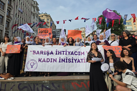 Kadınların barış için üç acil talebi: 'Kayyımlar geri çekilsin, siyaset suç olmaktan çıksın, sınır ötesi harekatlar son bulsun'
