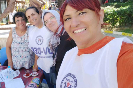 ‘Okullarda 1 Öğün Ücretsiz Sağlıklı Yemek Haktır’ kampanyası imza standından notlar