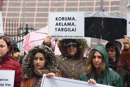 Hakimden şiddet gören kadına: Birbirinizi affedin, çocuklarınız için iyi geçinin
