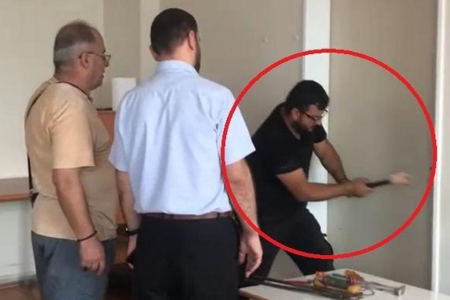 Kadına şiddet uygulayan müdüre maaş ödülü