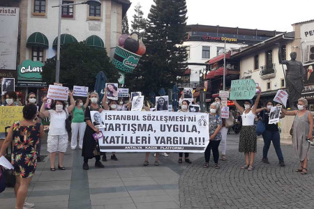 Antalya Kadın Platformu: Aklama, yargıla, İstanbul Sözleşmesi'ni uygula!